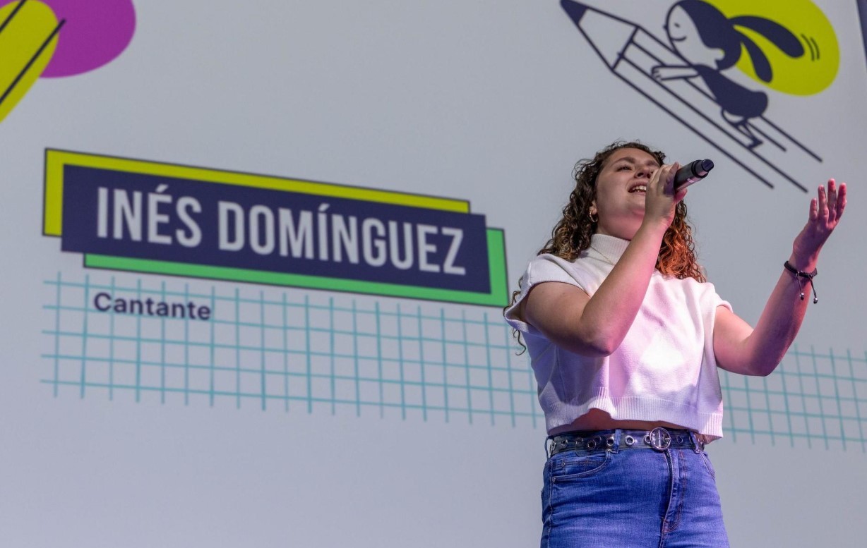 La cantautora Inés Domínguez fue la protagonista tanto de la apertura como del cierre de la jornada. | José Navarro