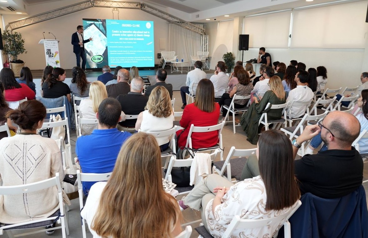 Una de las ponencias de la jornada «Creciendo junto» en Castellón. | Gabriel Utiel