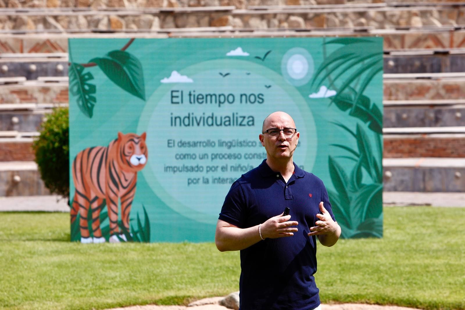 Carlos Domingo, vocal del Colegio Oficial de Logopedas de la Comunidad Valenciana, durante su ponencia. / Miguel Angel Montesinos
