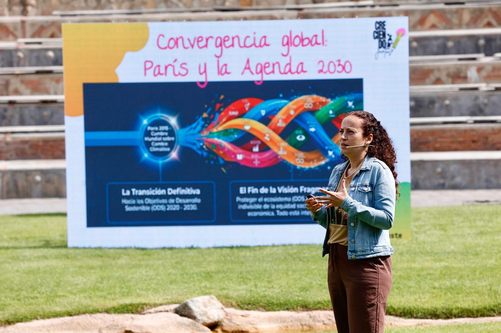 La docente Ana Belén Yuste durante su ponencia. / Miguel Ángel Montesinos