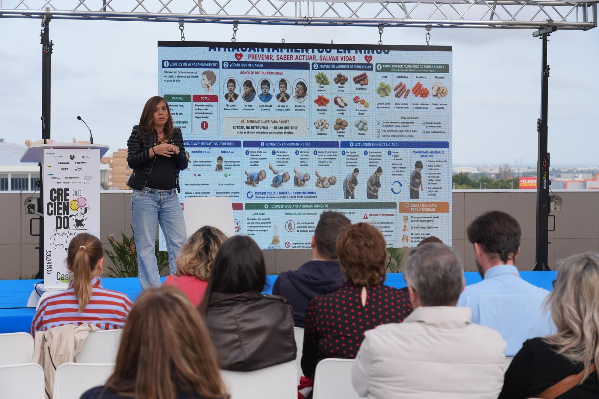 El tercer turno del foro fue para la docente Sandra Fabra, con una ponencia que llevó por título ¿Y si educar fuera más fácil? De la lucha al vínculo. Sobre este tema comentó: «Educar no es evitar conflictos. Es acompañar procesos y momentos, pasar del control a la desconexión» y, poniendo ejemplos con los que más de un asistente se identificó, instó a todos a mostrar «nuestra mejor versión» porque «educar también es revisarnos a nosotros mismos». Parte práctica La parte más práctica de la jornada llegó de la mano de la enfermera Esther Pastor, encargada de hablar de uno de los problemas que más preocupación genera entre las familias, sobre todo, de aquellas que tienen niños pequeños: los atragantamientos. Así, Pastor dio algunas pinceladas sobre cómo actuar de forma inmediata en caso de un atragantamiento, distinguiendo si se trata de un menor de un año o niños y adultos de más edad, las zonas en las que hay que realizar las compresiones y los pasos a seguir antes de llamar al 112. «Lo primero y más importante, que es algo que se hace siempre y está mal hecho, es golpear a la persona que se ha atragantado porque eso puede provocar que el objeto se mueva y obstruya totalmente; lo primero que hay que hacer es dejar toser para ver si el objeto sale de la fuerza de la misma tos», insistió.